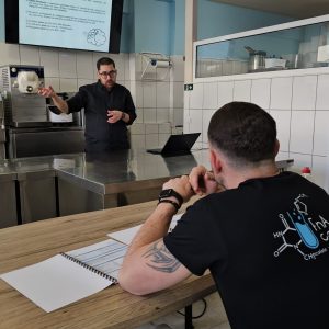 Δάσκαλος σε μάθημα, μαθητής παρακολουθεί.