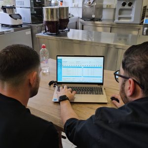 Δύο άτομα σε υπολογιστή