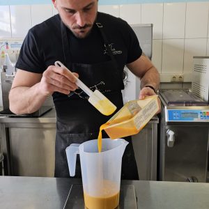 Άνδρας ρίχνει υγρό σε δοχείο