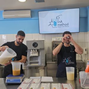Άνθρωποι φτιάχνουν ροφήματα στο κατάστημα.