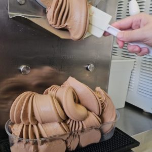 Σοκολατένιο παγωτό σε μηχανή.