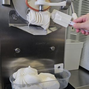 Παγωτό σε μηχανή παρασκευής